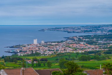Portekiz 'in Sao Miguel adasındaki Ponta Delgada şehrinin hava manzarası.