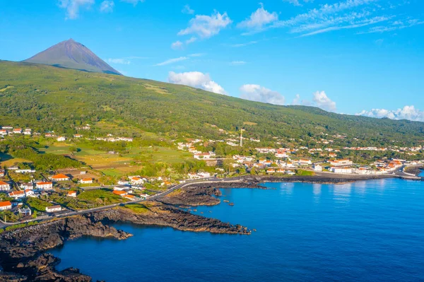 Portekiz 'de Sao Roque do Pico kasabasının hava manzarası.