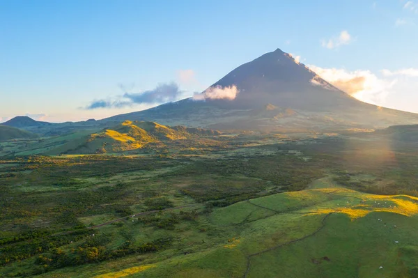 Pico adasının manzarası Pico Dağı, Azores, Portekiz egemenliğinde..