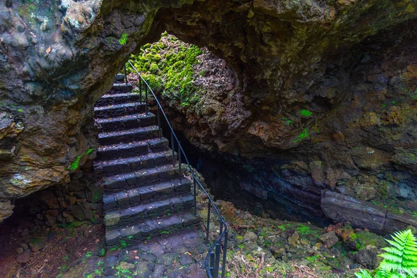 Prudké Schodiště Vedoucí Jeskyni Gruta Das Torres Ostrově Pico Azory — Stock fotografie