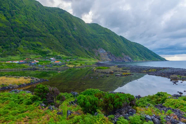 Portekiz, Azores 'deki Sao Jorge adasında Faja dos Cubres bataklığı.