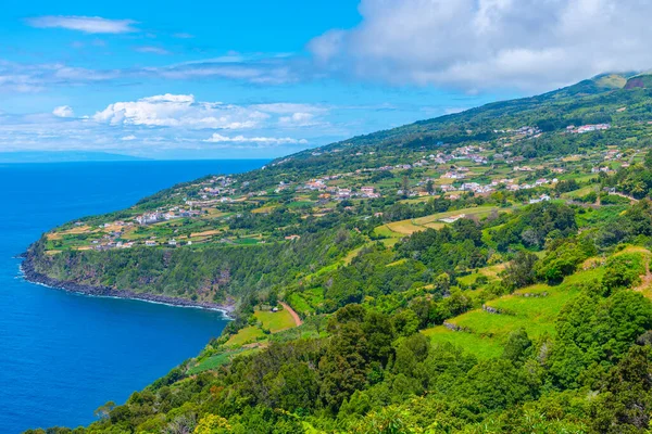 Ribeira Seca köyü ve Portekiz 'deki Sao Jorge adasının kıyı şeridi.
