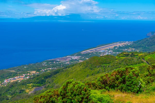 Portekiz, Azores 'deki Sao Jorge adasındaki havalimanı manzarası.
