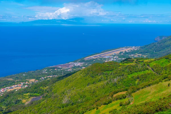 Portekiz, Azores 'deki Sao Jorge adasındaki havalimanı manzarası.