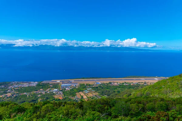 Portekiz, Azores 'deki Sao Jorge adasındaki havalimanı manzarası.