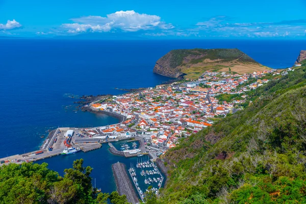 Portekiz 'deki Sao Jorge adasındaki Velas kasabasının hava manzarası.