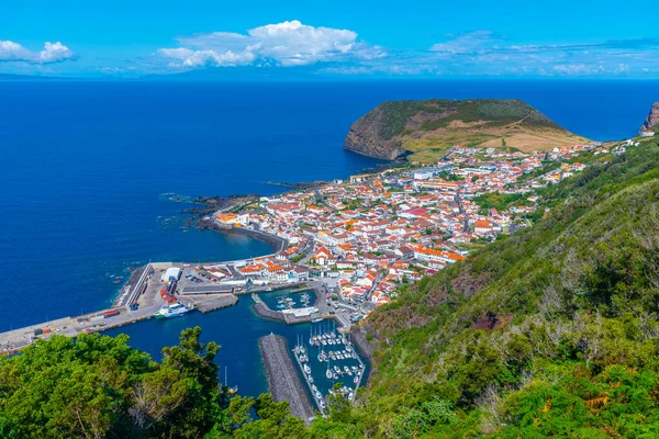 Portekiz 'deki Sao Jorge adasındaki Velas kasabasının hava manzarası.