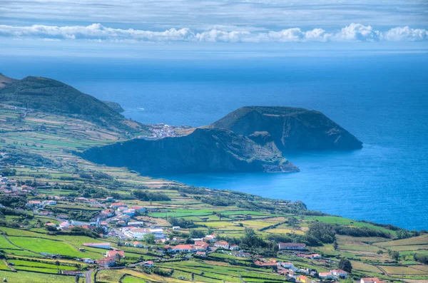 Morro Grande, Sao Jorge, Azores, Portekiz 'deki Velas kasabasının arkasında görüldü..