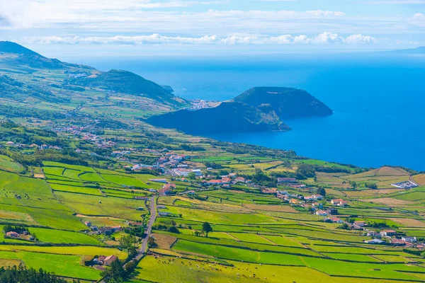 Morro Grande, Sao Jorge, Azores, Portekiz 'deki Velas kasabasının arkasında görüldü..