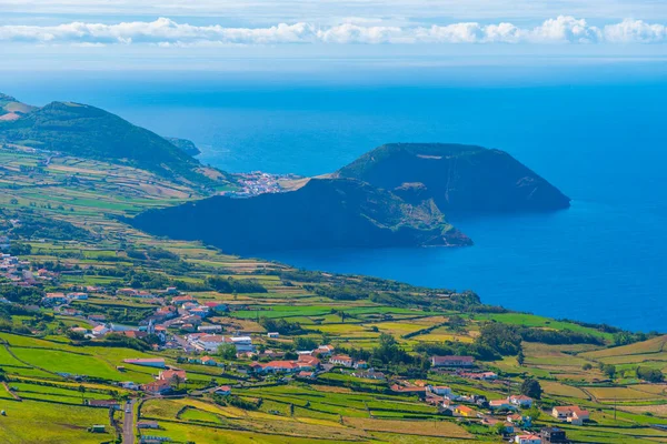 Morro Grande, Sao Jorge, Azores, Portekiz 'deki Velas kasabasının arkasında görüldü..