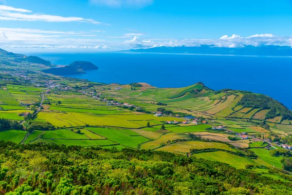 Portekiz, Azores 'deki Sao Jorge adasının kırsal arazisi..