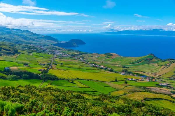 Portekiz, Azores 'deki Sao Jorge adasının kırsal arazisi..
