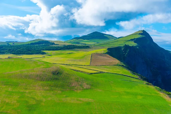 Portekiz, Azores 'deki Sao Jorge adasının kırsal arazisi..