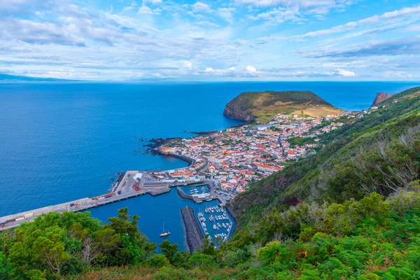 Portekiz 'deki Sao Jorge adasındaki Velas kasabasının hava manzarası.