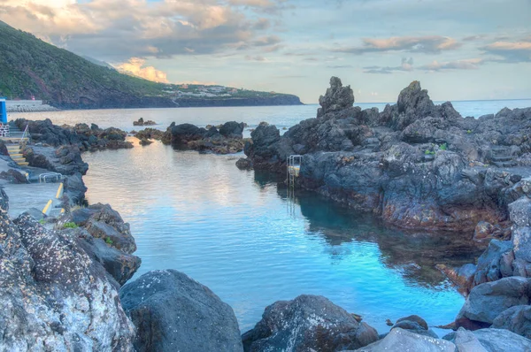 Portekiz, Azores 'deki Sao Jorge adasındaki Velas kasabasında doğal havuz..