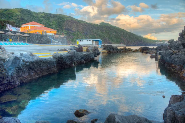 Portekiz, Azores 'deki Sao Jorge adasındaki Velas kasabasında doğal havuz..