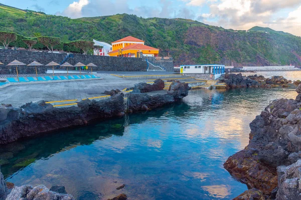 Portekiz, Azores 'deki Sao Jorge adasındaki Velas kasabasında doğal havuz..