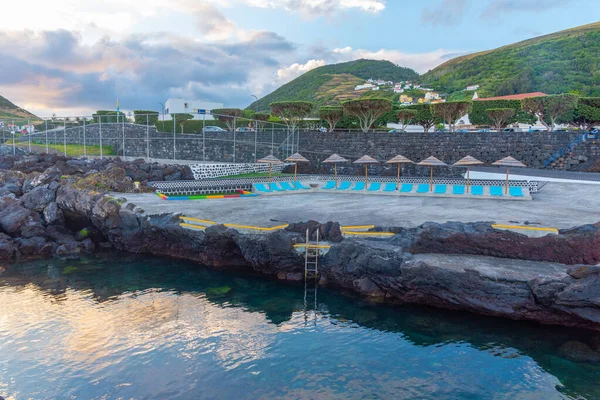 Portekiz, Azores 'deki Sao Jorge adasındaki Velas kasabasında doğal havuz..