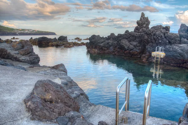 Portekiz, Azores 'deki Sao Jorge adasındaki Velas kasabasında doğal havuz..