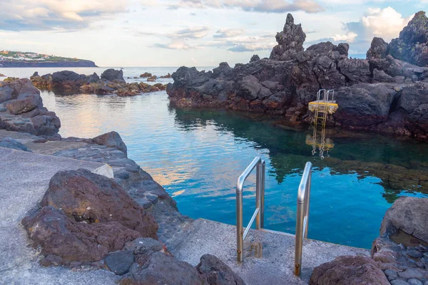 Portekiz, Azores 'deki Sao Jorge adasındaki Velas kasabasında doğal havuz..