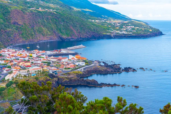 Portekiz 'deki Sao Jorge adasındaki Velas kasabasının hava manzarası.