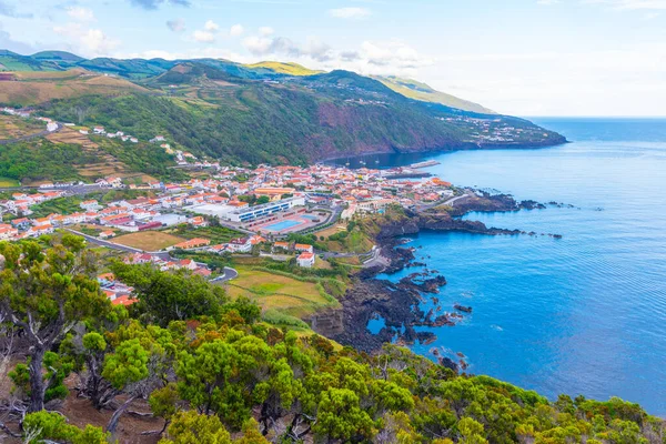 Portekiz 'deki Sao Jorge adasındaki Velas kasabasının hava manzarası.