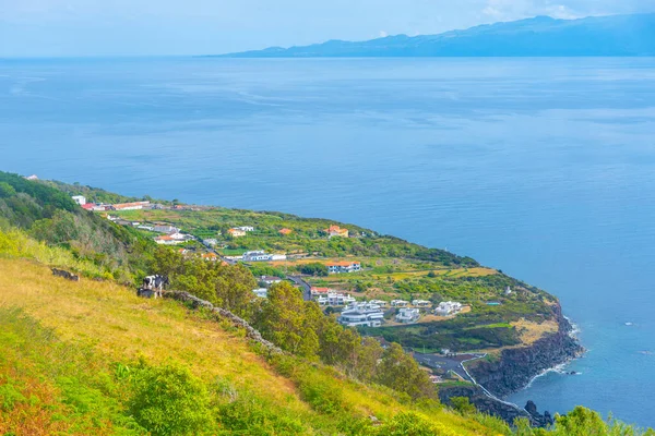 Portekiz 'deki Sao Jorge adasının kıyı şeridi.