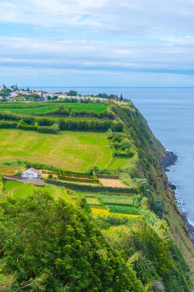 Portekiz, Azores 'deki Sao Miguel adasının kırsal arazisi..