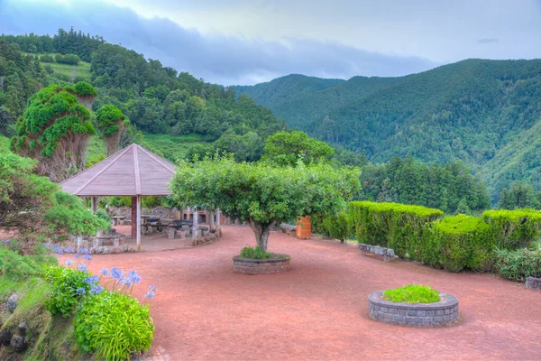 Miradouro da Ponta do Sossego 'daki Bahçe Sao Miguel Adası, Portekiz.