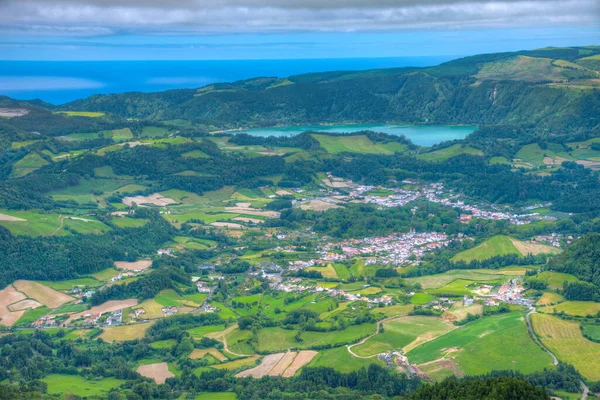 Portekiz, Azores, Sao Miguel adasındaki Furnas kasabasının hava manzarası.