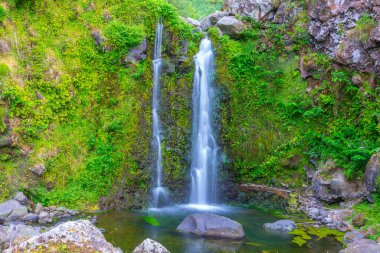 Portekiz 'deki Sao Miguel adasında Poco Azul yakınlarında şelale.
