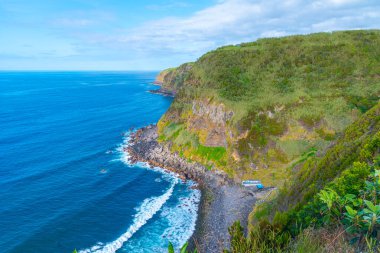 Portekiz, Azores 'deki Sao Miguel adasındaki çakıl taşı plajı..