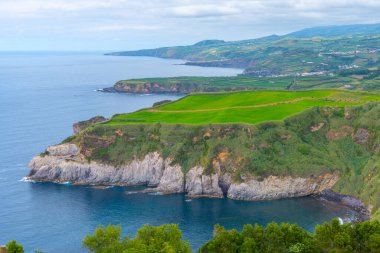 Portekiz, Azores 'deki Sao Miguel adasının kırsal arazisi..