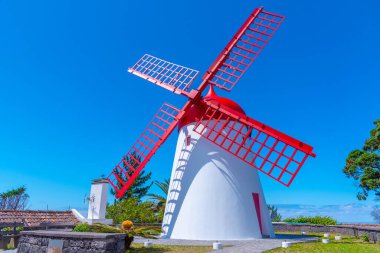 Portekiz 'deki Sao Miguel adasında Pico Vermelho rüzgar gülü.