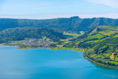Portekiz, Azores 'teki Sao Miguel adasındaki Sete Cidades kalderasının hava manzarası..