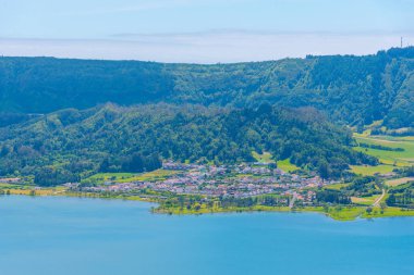 Portekiz 'in Sao Miguel adasındaki Sete Cidades kasabasının hava manzarası.