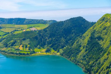 Portekiz, Azores 'teki Sao Miguel adasındaki Sete Cidades kalderasının hava manzarası..
