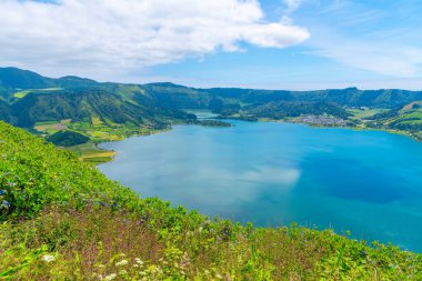 Portekiz, Azores 'teki Sao Miguel adasındaki Sete Cidades kalderasının hava manzarası..
