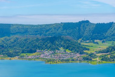 Portekiz 'in Sao Miguel adasındaki Sete Cidades kasabasının hava manzarası.