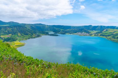 Portekiz, Azores 'teki Sao Miguel adasındaki Sete Cidades kalderasının hava manzarası..