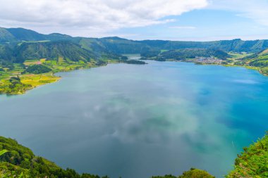Portekiz, Azores 'teki Sao Miguel adasındaki Sete Cidades kalderasının hava manzarası..