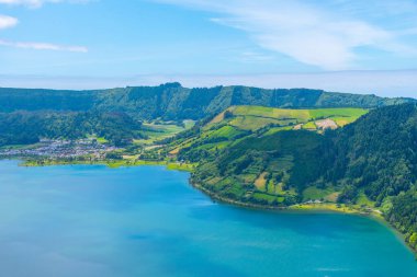 Portekiz, Azores 'teki Sao Miguel adasındaki Sete Cidades kalderasının hava manzarası..