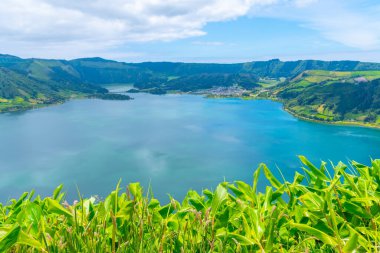 Portekiz, Azores 'teki Sao Miguel adasındaki Sete Cidades kalderasının hava manzarası..