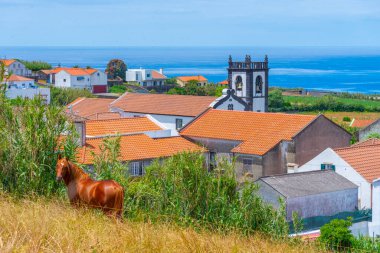 Portekiz Sao Miguel adasındaki Pilar da Bretanha köyünün hava manzarası.