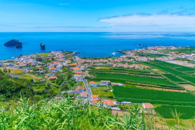 Portekiz 'in Sao Miguel adasındaki Mosteiros kasabasının hava manzarası.