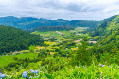 Portekiz, Azores 'teki Sao Miguel adasındaki Sete Cidades kalderasının hava manzarası..