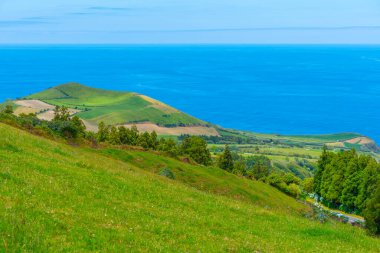Portekiz, Azores 'deki Sao Miguel adasının kırsal arazisi..
