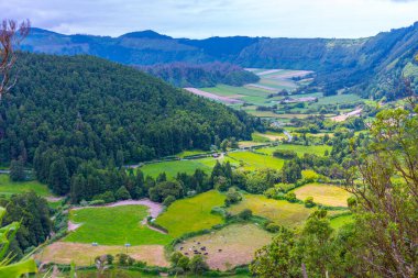 Portekiz, Azores 'teki Sao Miguel adasındaki Sete Cidades kalderasının hava manzarası..