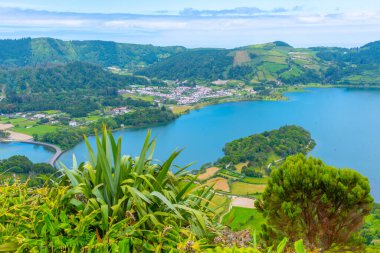 Portekiz Sao Miguel adasındaki Lagoa Verde ve Lagoa Azul 'un hava manzarası.