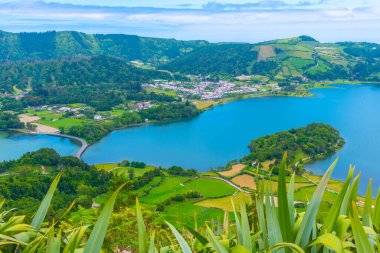 Portekiz Sao Miguel adasındaki Lagoa Verde ve Lagoa Azul 'un hava manzarası.